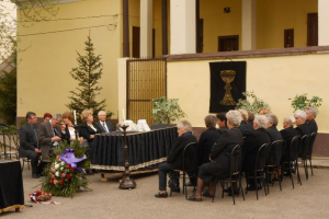 Újratemetés a Miklósvári Kastély parkjában